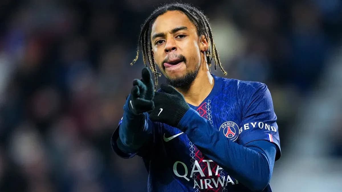 Jugador de PSG señalando durante el partido