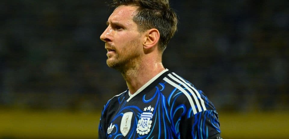 Jugador argentino en partido de fútbol, mirando hacia arriba