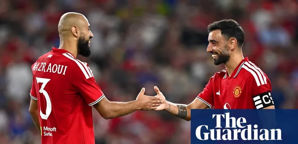 Jugadores de Manchester United saludándose en el campo