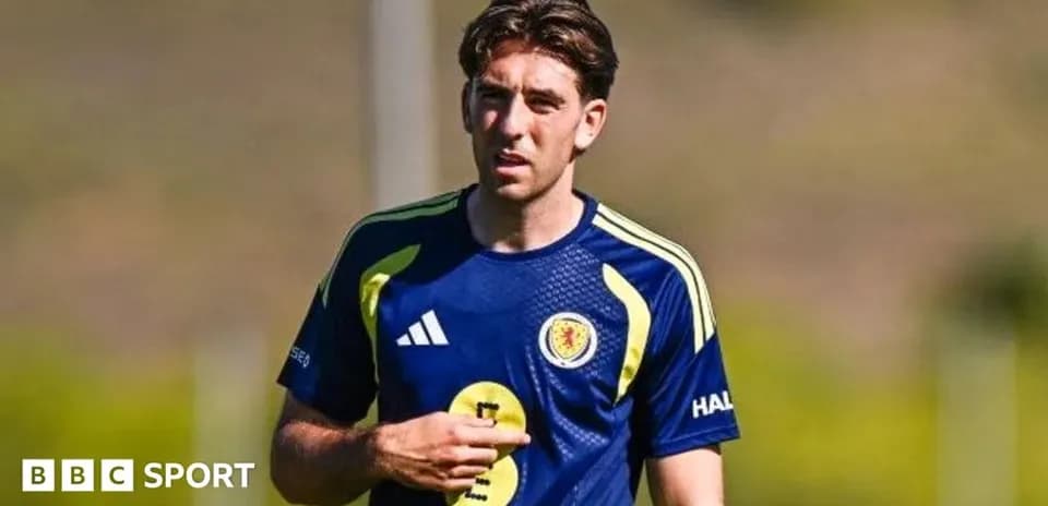 Jugador de fútbol entrenando con camiseta de Escocia