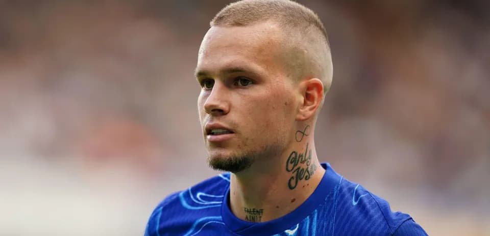 Jugador con camiseta azul en el campo de fútbol