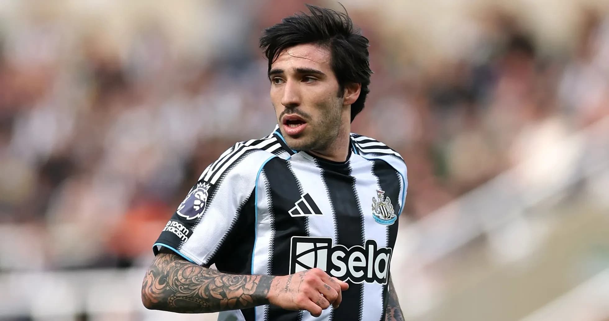 Jugador de Newcastle en acción durante el partido