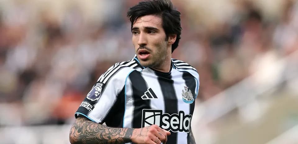 Jugador de Newcastle en acción durante el partido