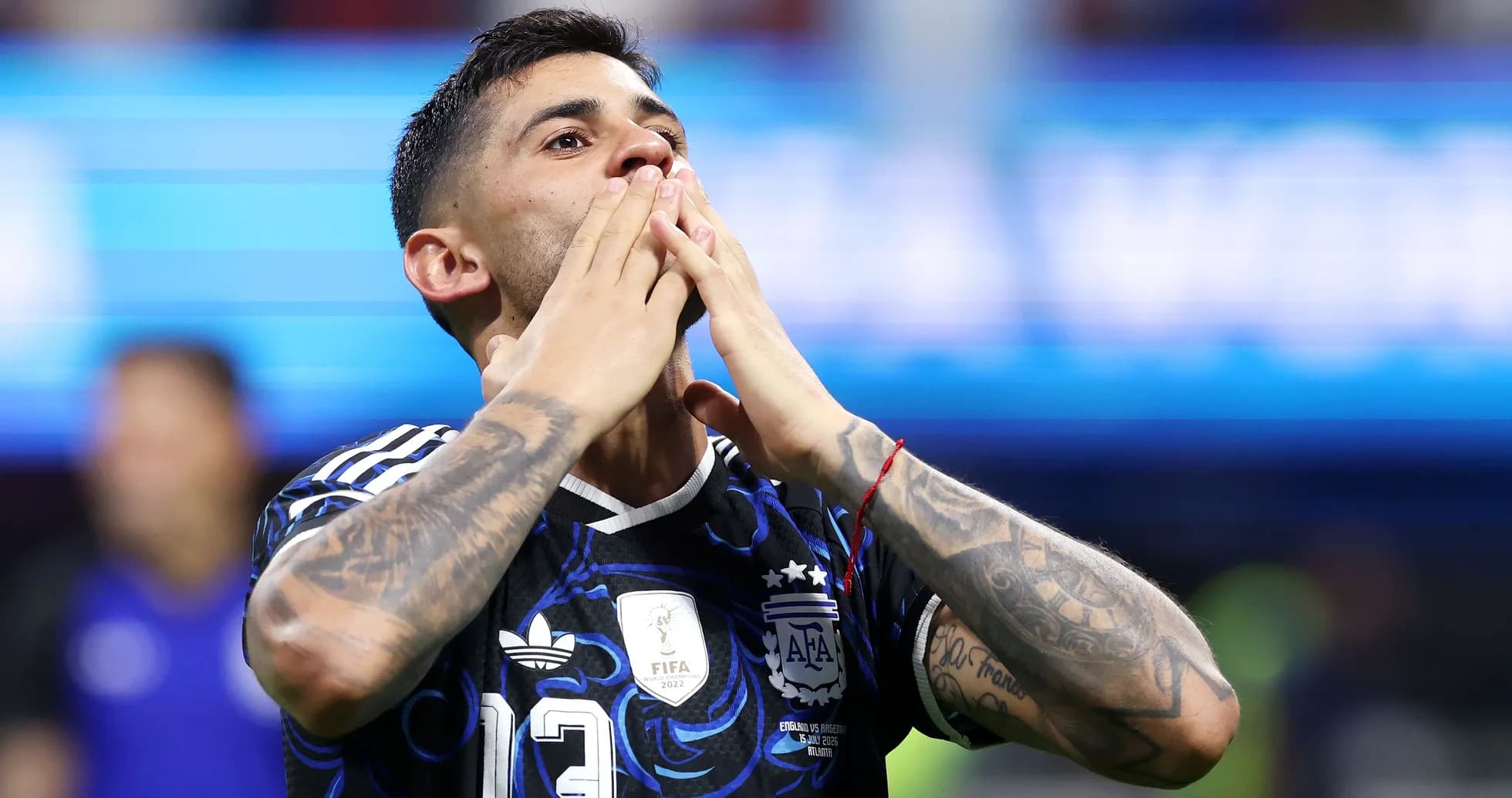 Jugador argentino celebrando con las manos en la cara