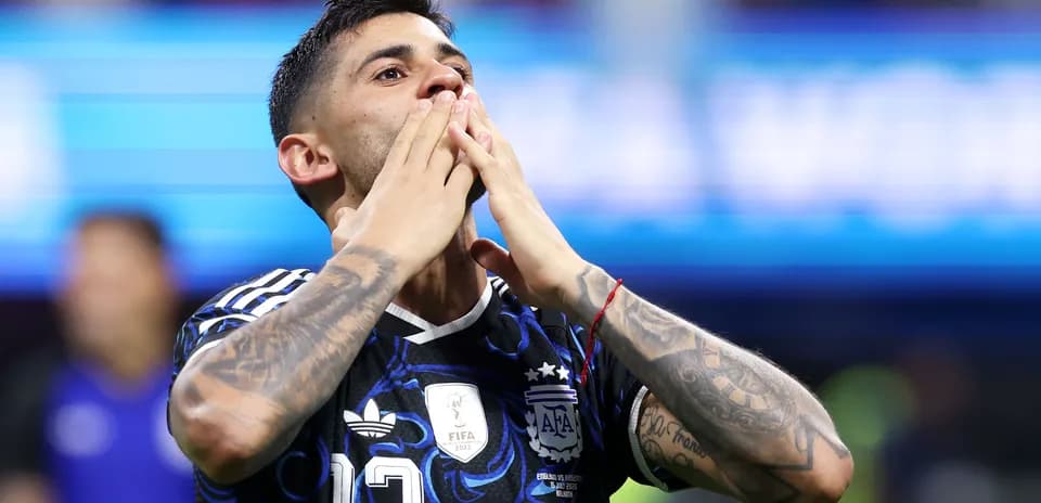 Jugador argentino celebrando con las manos en la cara
