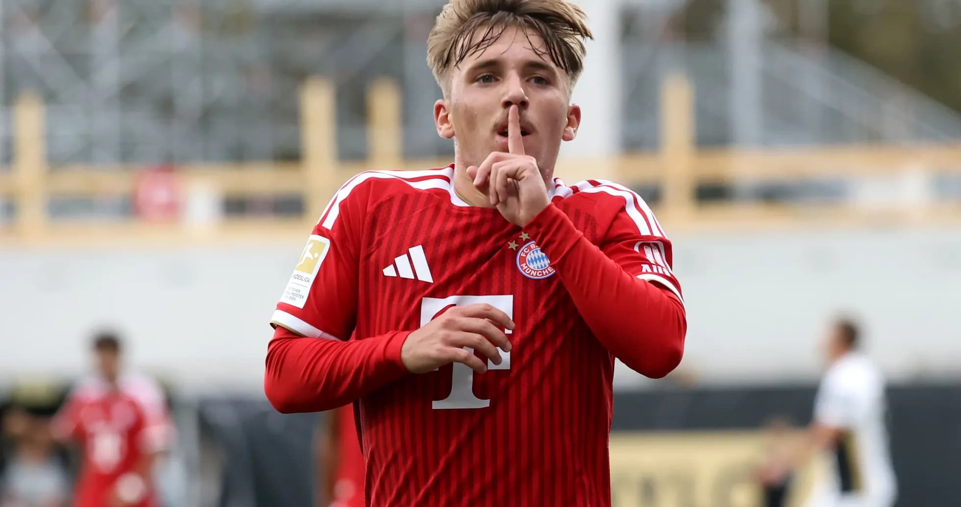 Jugador de Bayern Múnich celebrando con gesto de silencio