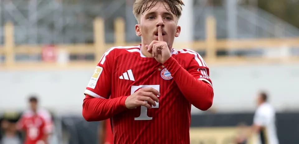 Jugador de Bayern Múnich celebrando con gesto de silencio