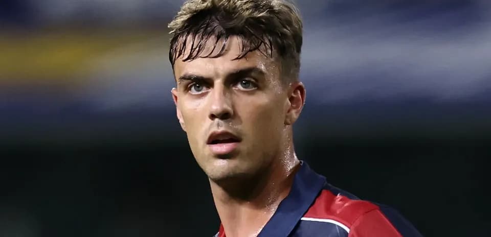 Jugador en acción durante un partido de fútbol