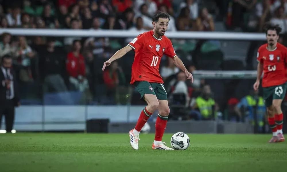 Jugador de Portugal controlando el balón en el campo
