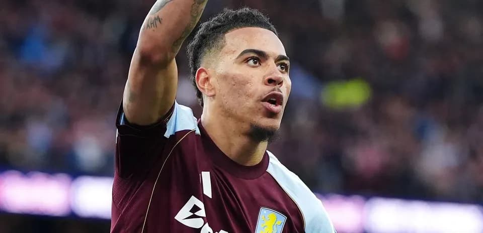 Jugador de Aston Villa celebrando una acción en el partido