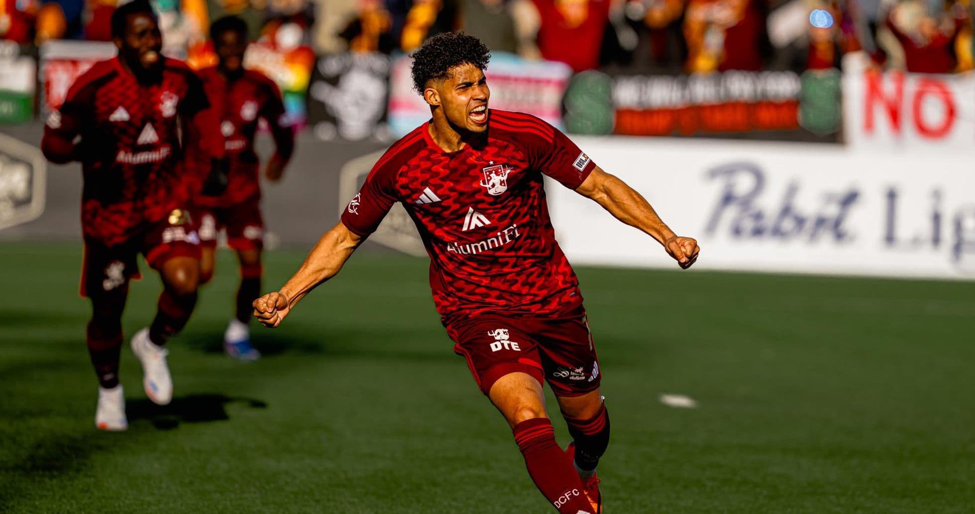 Jugador celebrando un gol durante el partido