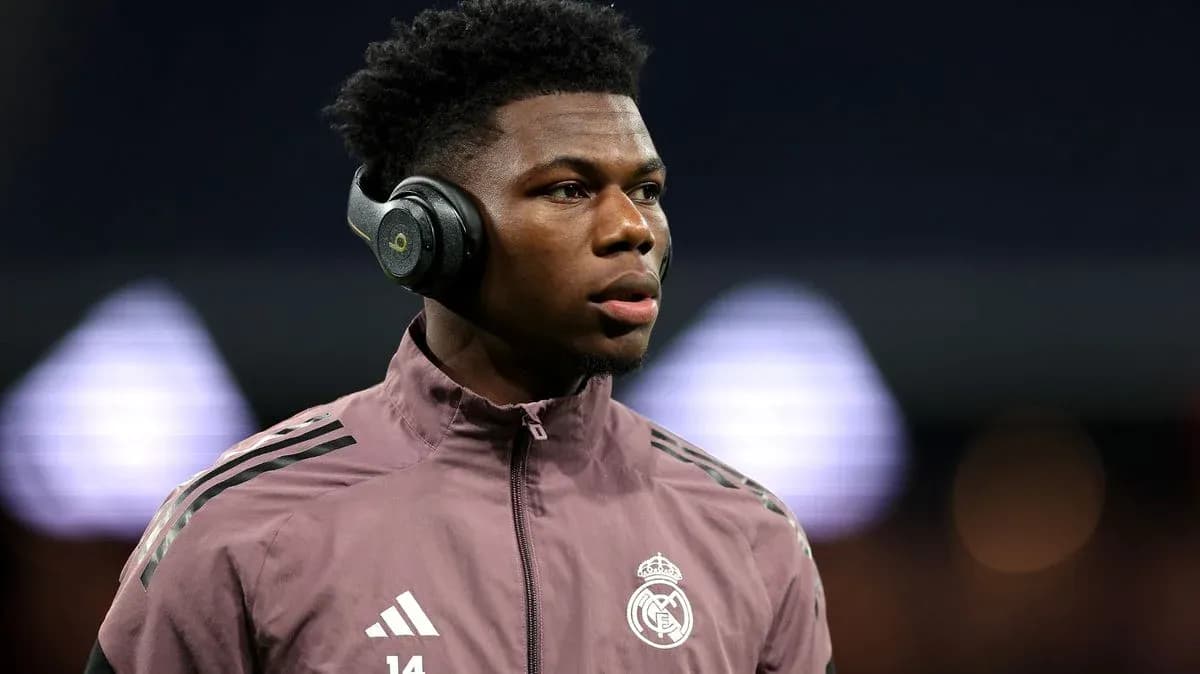 Jugador de Real Madrid con auriculares antes del partido