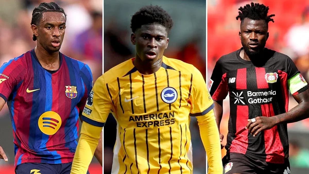 Tres jugadores de fútbol en acción con uniformes distintos