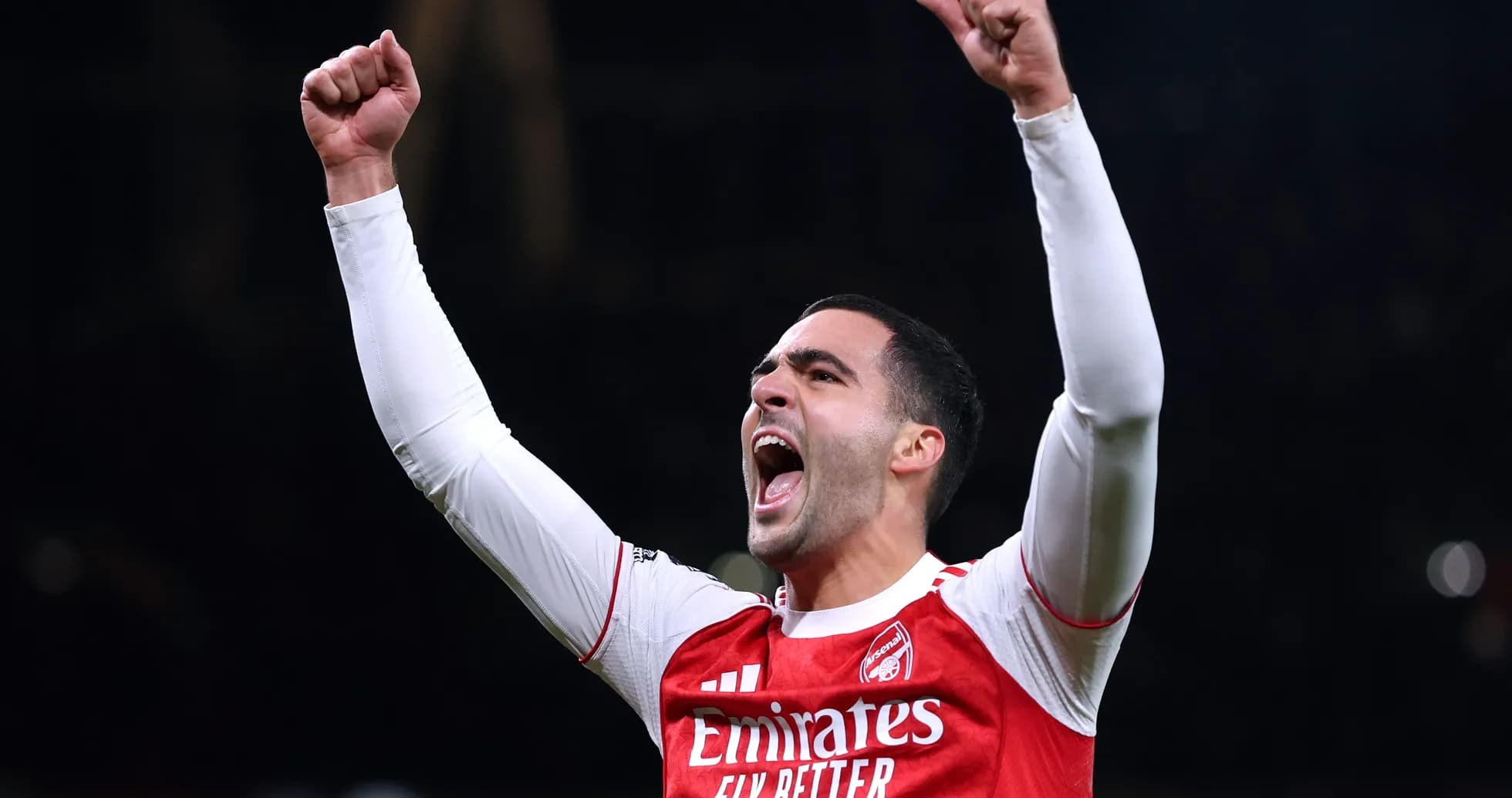Jugador del Arsenal celebrando con los brazos en alto
