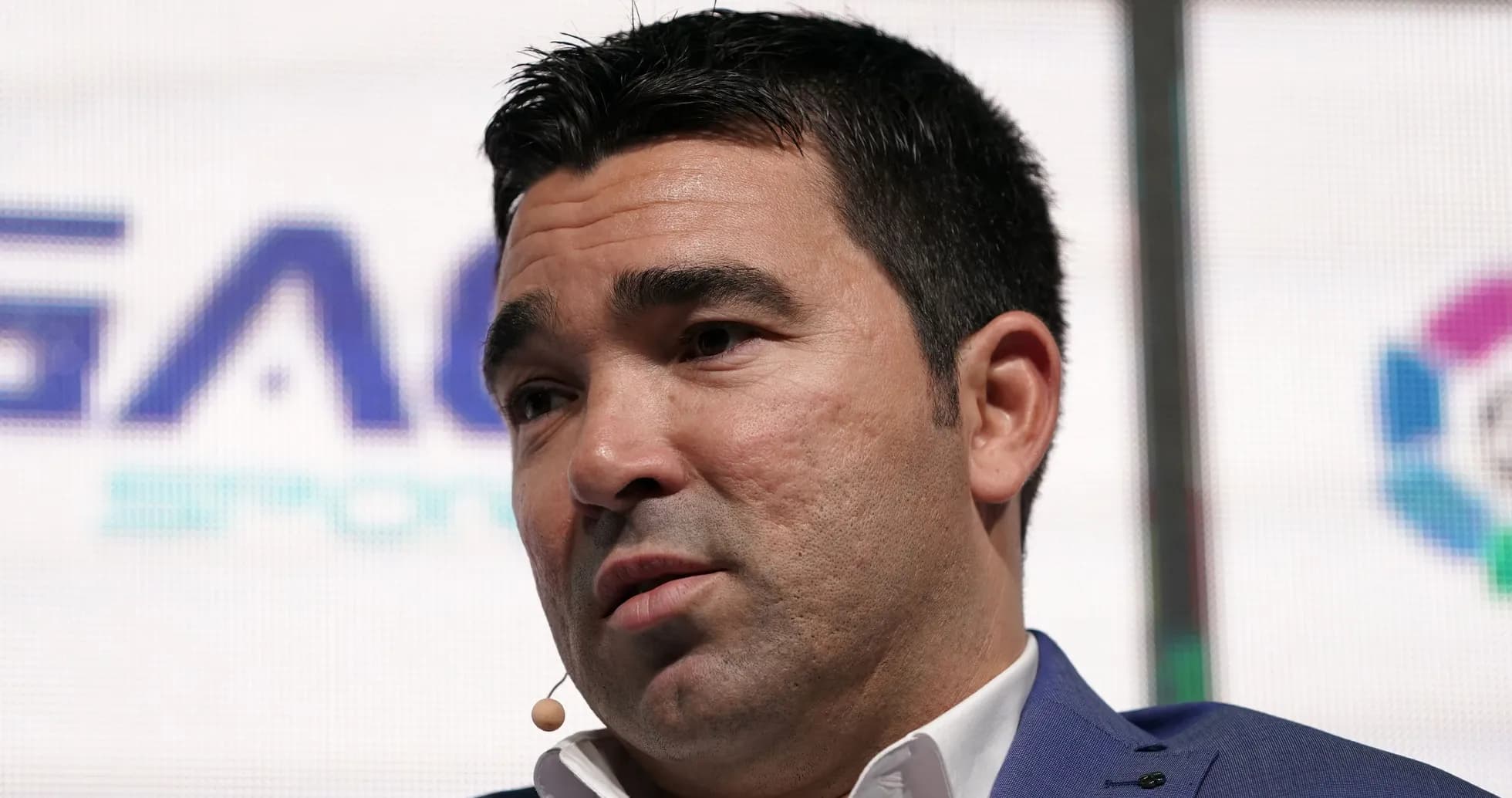 Hombre hablando en conferencia con micrófono