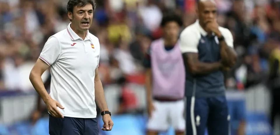 Entrenador gesticulando durante un partido de fútbol