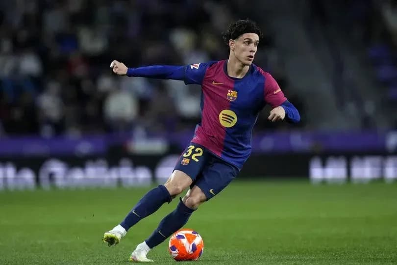 Jugador del Barcelona corriendo con el balón en el campo