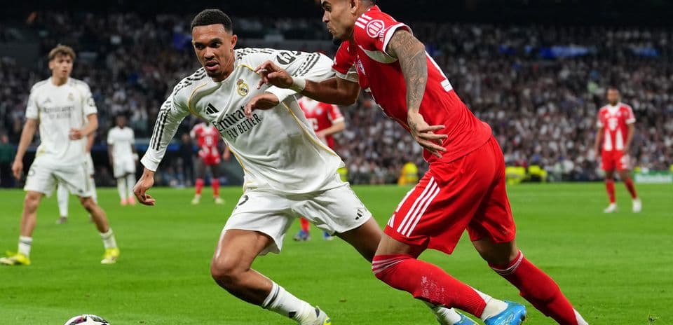 Dos jugadores compitiendo por el balón en el partido