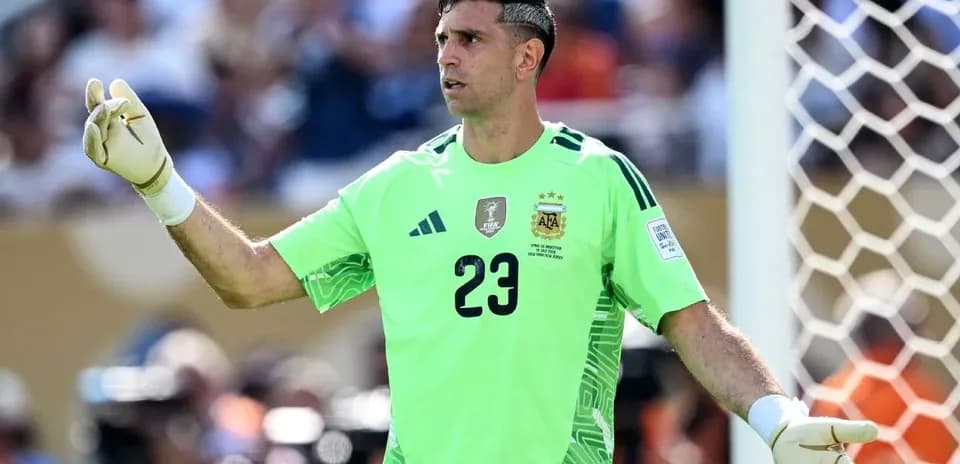 Portero argentino señalando durante un partido