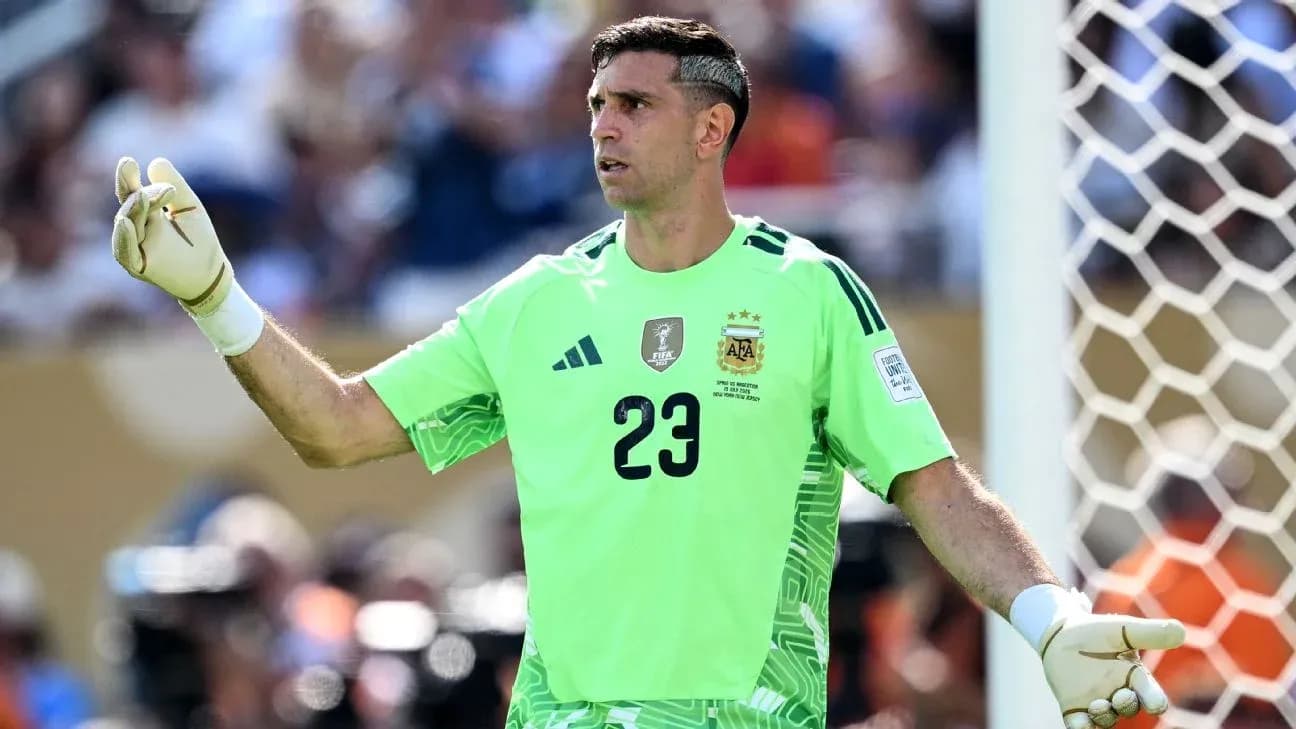 Portero argentino señalando durante un partido