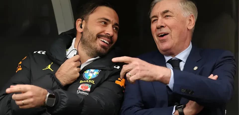 Entrenadores conversando en el banquillo del estadio