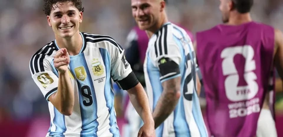 Jugador argentino sonriendo y señalando durante el partido
