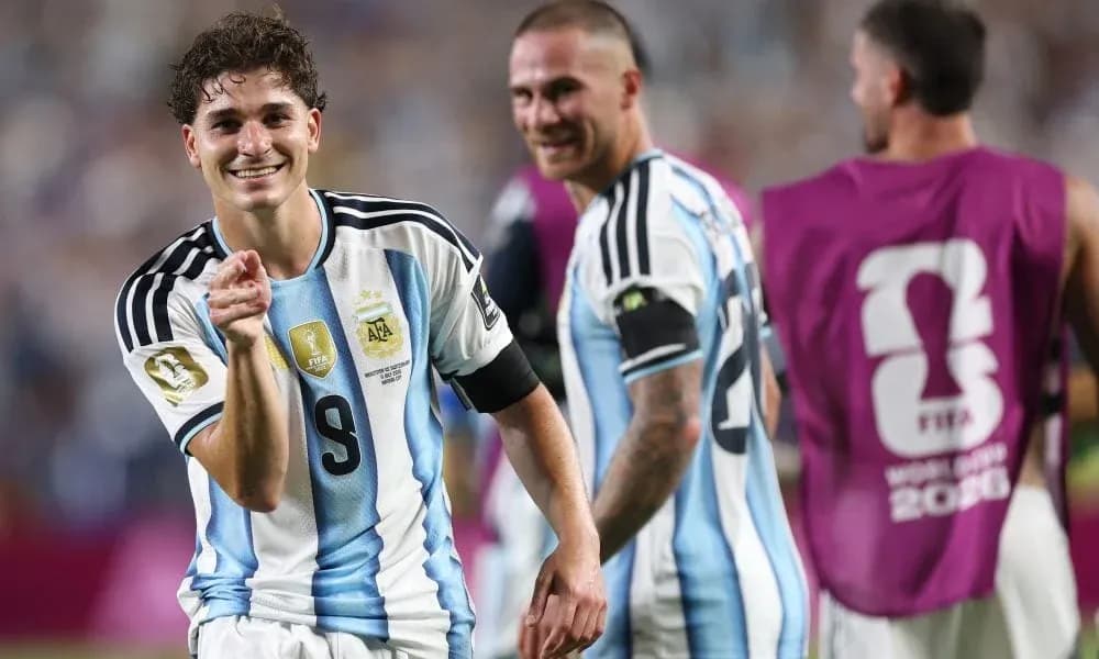 Jugador argentino sonriendo y señalando durante el partido