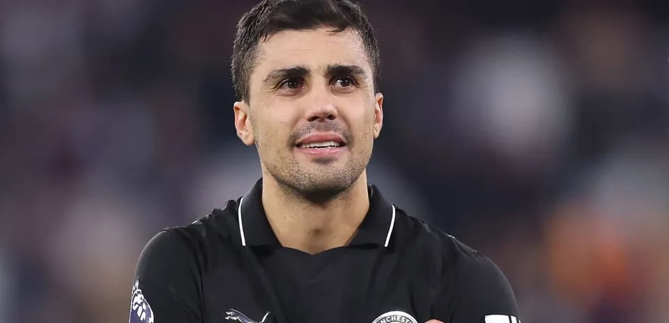 Jugador con camiseta negra en el campo