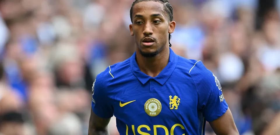 Jugador de Chelsea con uniforme azul en el campo