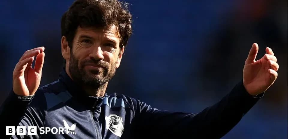Entrenador saludando a la afición en el estadio