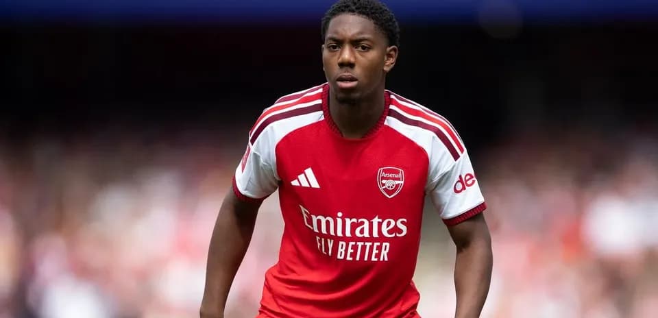 Jugador de Arsenal en acción durante un partido