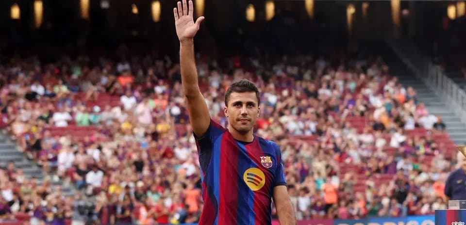 Jugador saludando a la multitud en el estadio