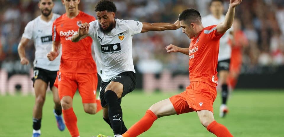 Jugadores de Valencia y Real Sociedad en acción