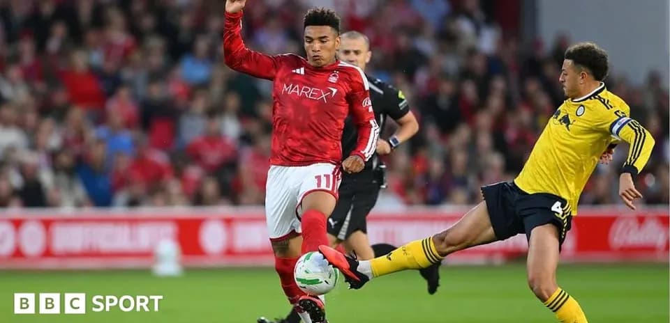 Jugador de Nottingham Forest driblando en partido