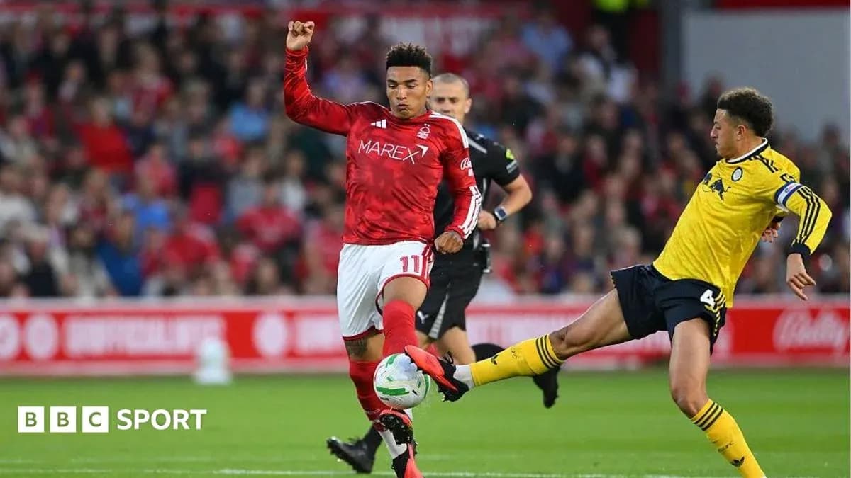 Jugador de Nottingham Forest driblando en partido
