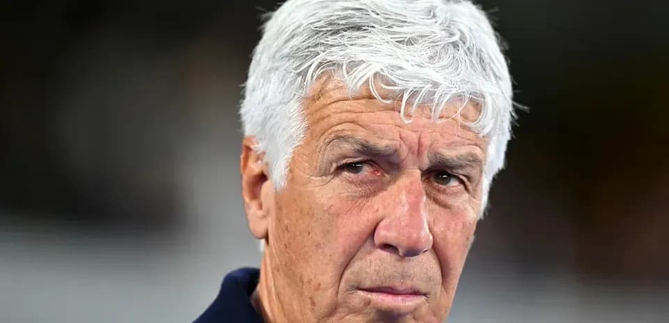 Entrenador con cabello canoso observando el partido