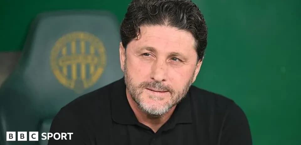 Entrenador en el banquillo durante el partido
