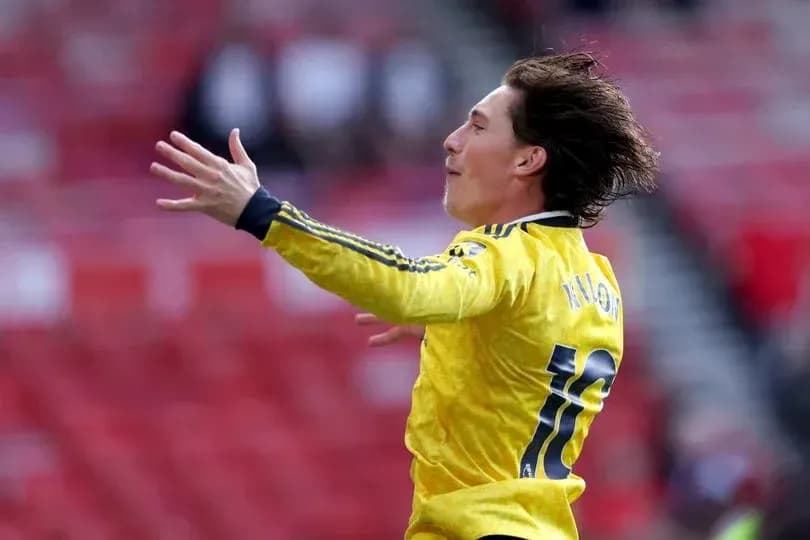 Jugador celebrando un gol en el estadio