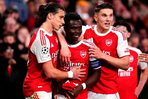 Jugadores de Arsenal celebrando un gol juntos