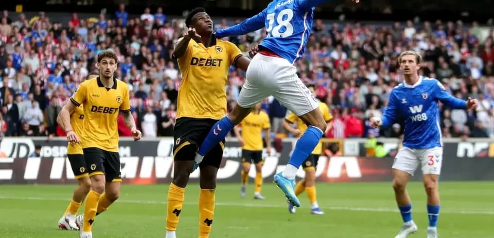 Jugadores de Brighton y Wolves en acción
