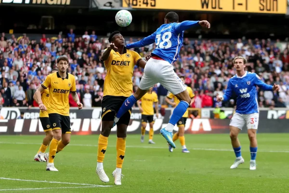Jugadores de Brighton y Wolves en acción