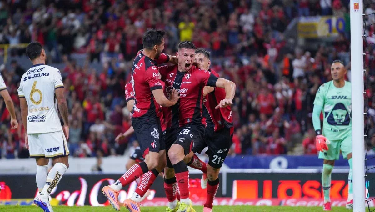 Jugadores de Atlas celebrando un gol