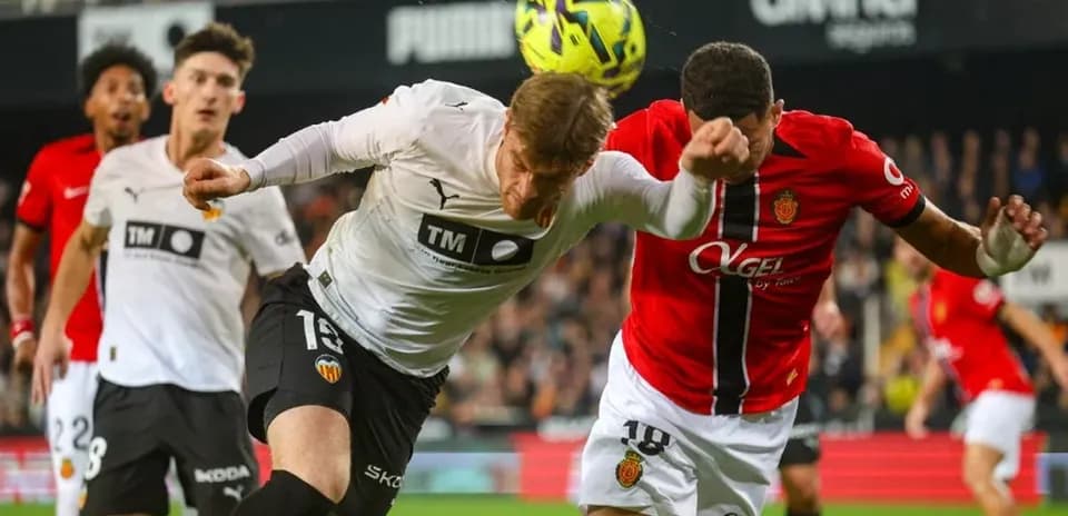 Jugadores de Valencia y Mallorca en acción