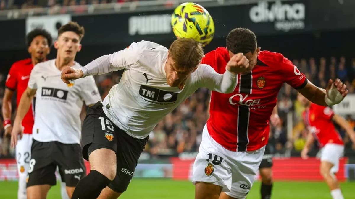 Jugadores de Valencia y Mallorca en acción