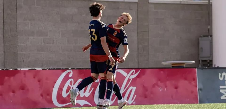 Jugadores del Real Monarchs celebrando un gol