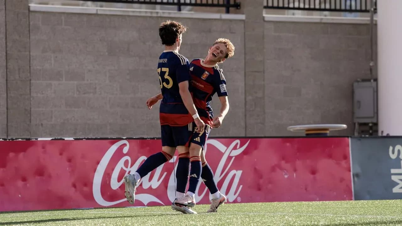 Jugadores del Real Monarchs celebrando un gol