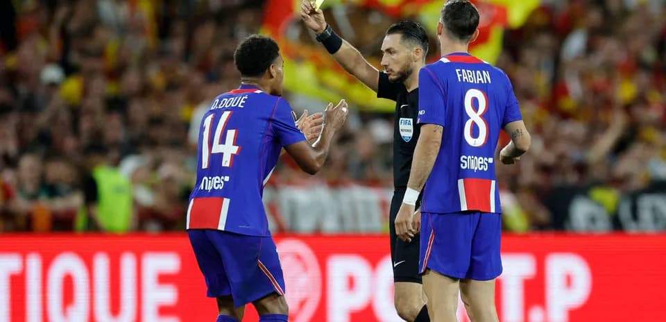 Árbitro mostrando tarjeta amarilla a jugador