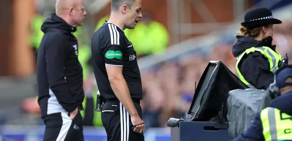 Árbitro revisando jugada en pantalla VAR