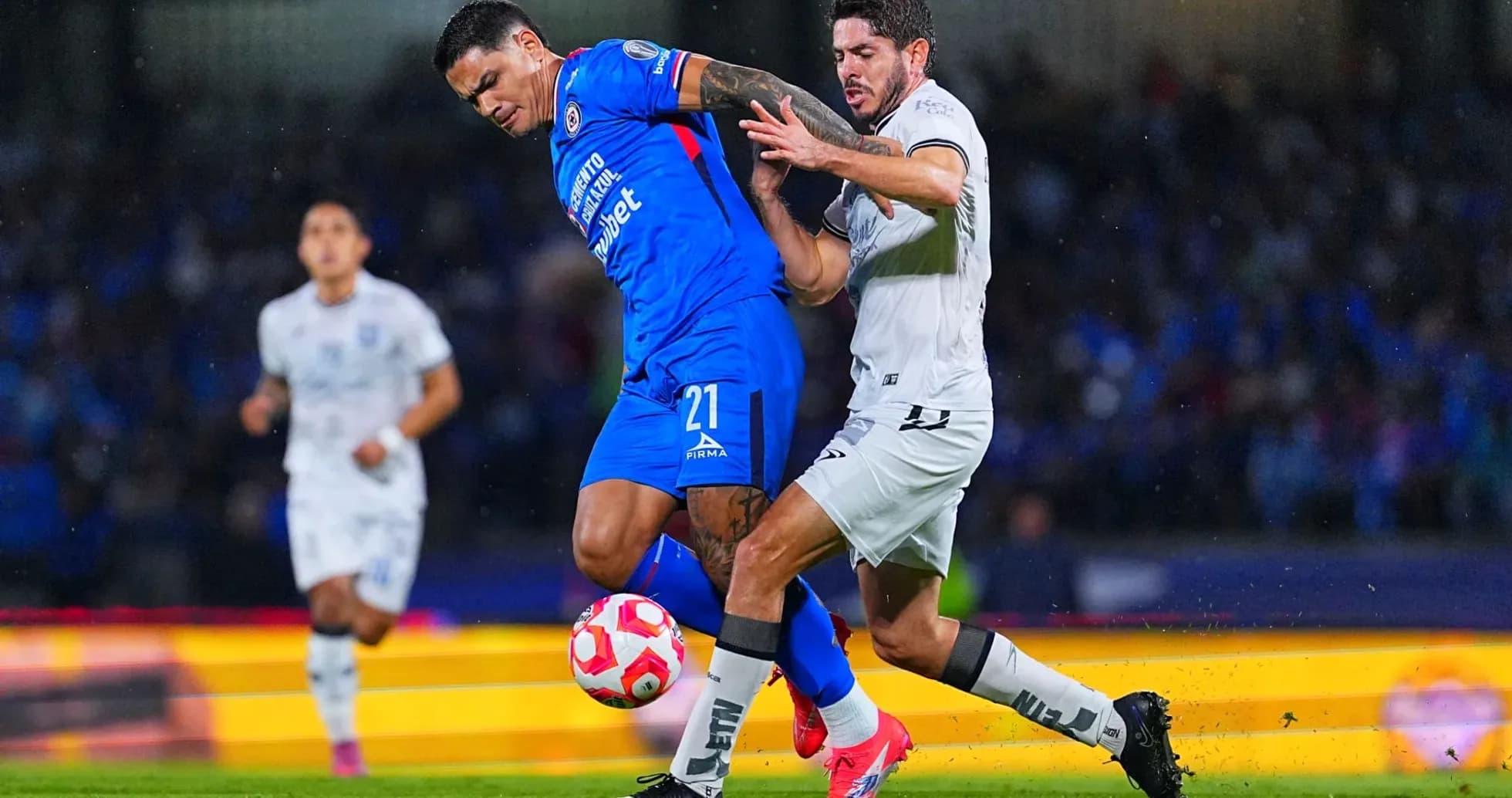 Jugadores de Queretaro y Cruz Azul en acción