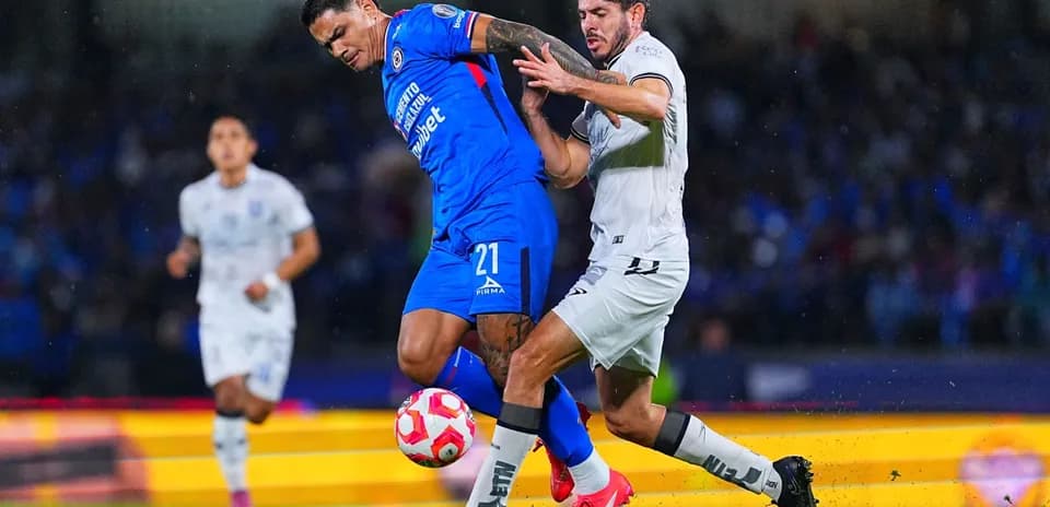 Jugadores de Queretaro y Cruz Azul en acción